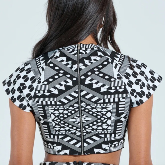 Akira cropped black and white stretch geometric top new small - Picture 3 of 8